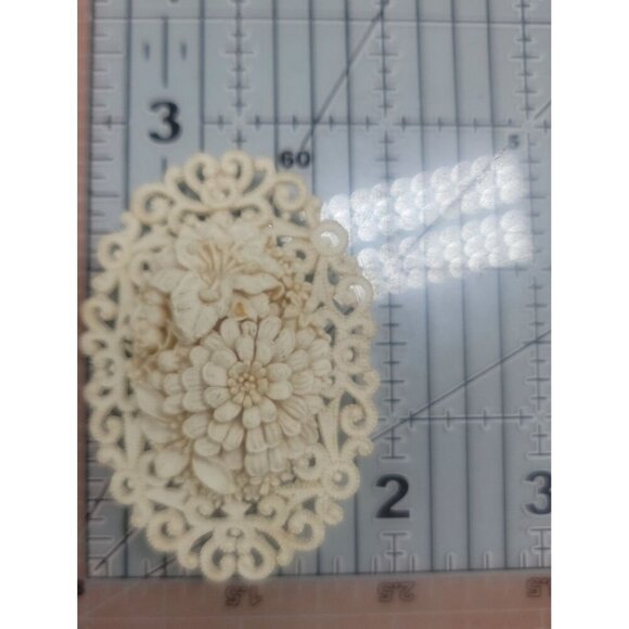 Carved Celluloid Floral Brooch Vintage Flower Large Oval Lacy Setting Unsigned - Picture 3 of 6